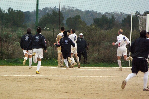 Federico Perra festeggiato dai compagni di squadra dopi il magnifico goal in rovesciata